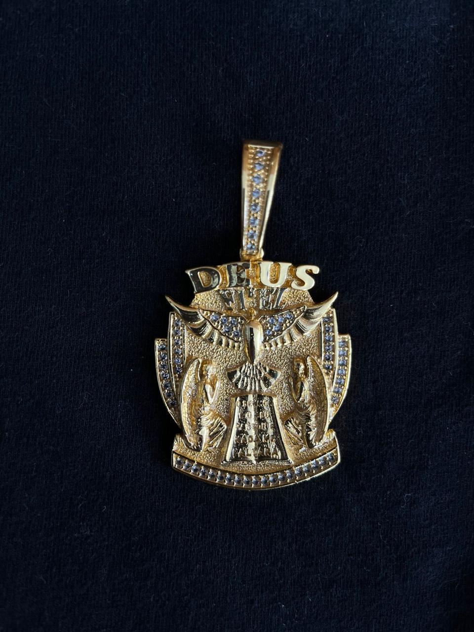 Pingente Deus Cravejado Banhado a Ouro 18k