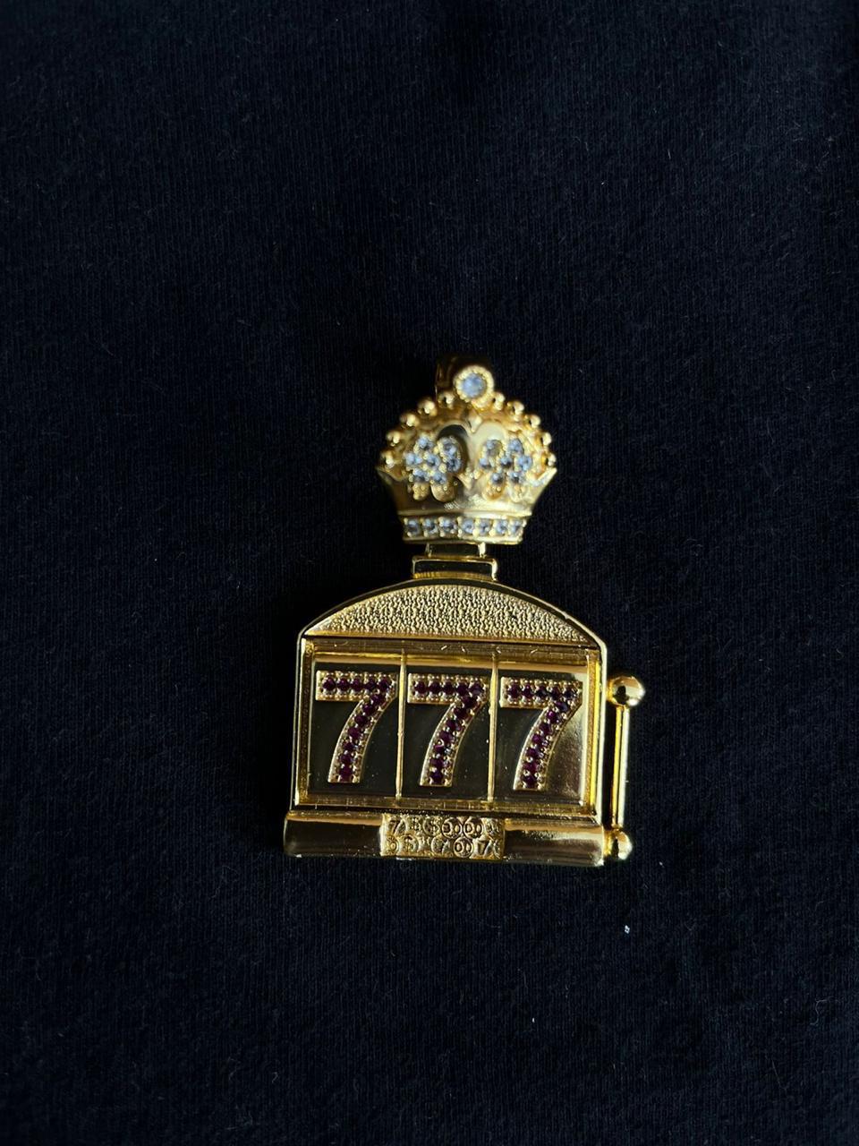 Pingente 777 Cassino Cravejado Banhado a ouro 18k