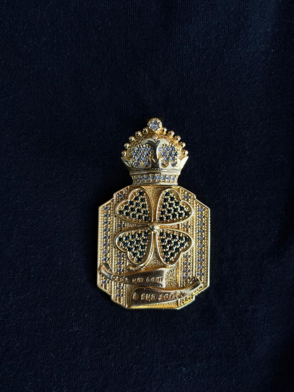 Pingente Trevo Cada um Com sua Sorte Cravejado Banhado a Ouro 18k
